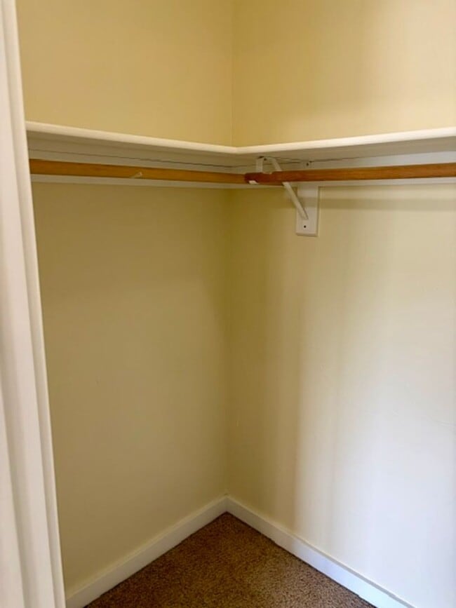 Building Photo - 3 Bedroom, 2.5 Bathroom Townhouse with Fireplace