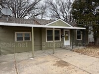 Building Photo - $1100 - 3 bedroom / 1 bathroom - Single Family Home
