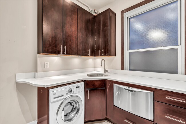 Building Photo - 324 E 50th St