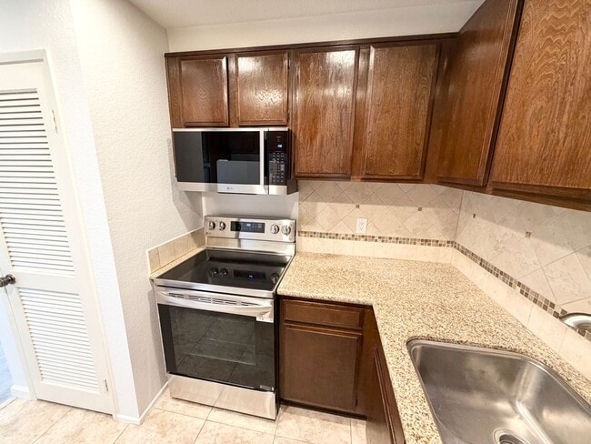 Building Photo - 22734 Lakeway Dr