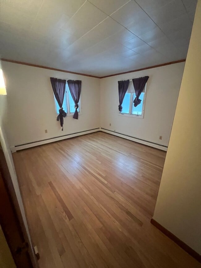 Building Photo - Spacious 3 Bedroom Home Available Septembe...