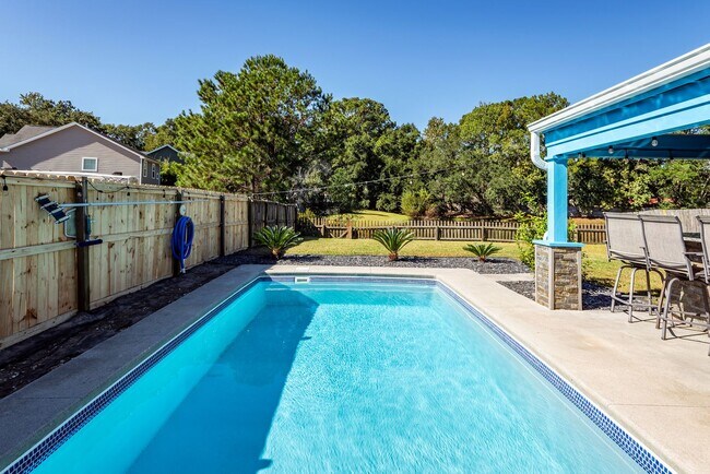 Building Photo - 4 Bedroom, 2.5 Bathroom Home in Brownswood...