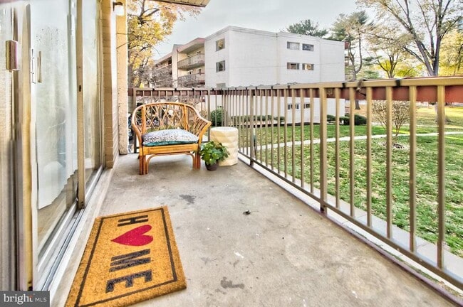 Building Photo - 10320 Westlake Dr