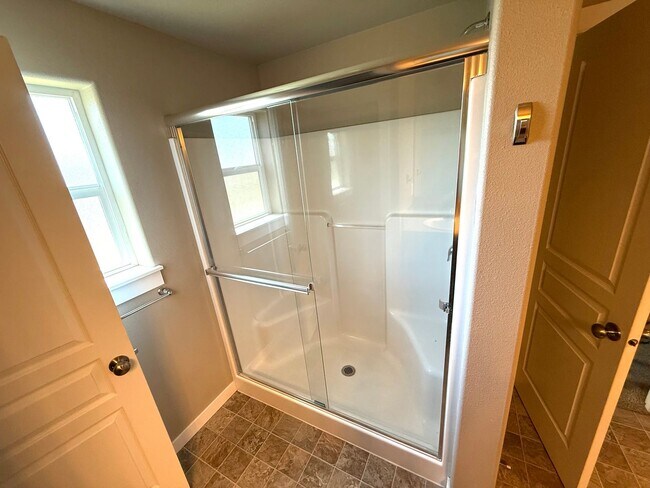 Building Photo - SCHEDULE A TOUR TODAY TO VIEW THIS STUNNING HOME IN SW REDMOND!!