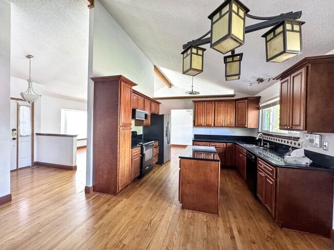 Building Photo - 18203 E Berry Dr