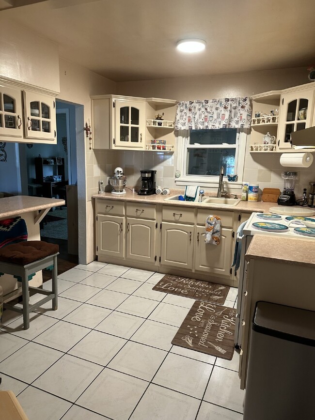 Building Photo - Don't Miss Out This 3 Bed/1 Bath Home in C...