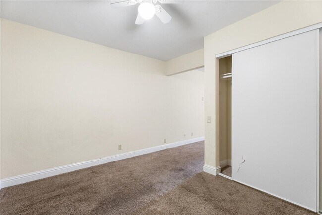 Building Photo - 2717 Knollwood Dr