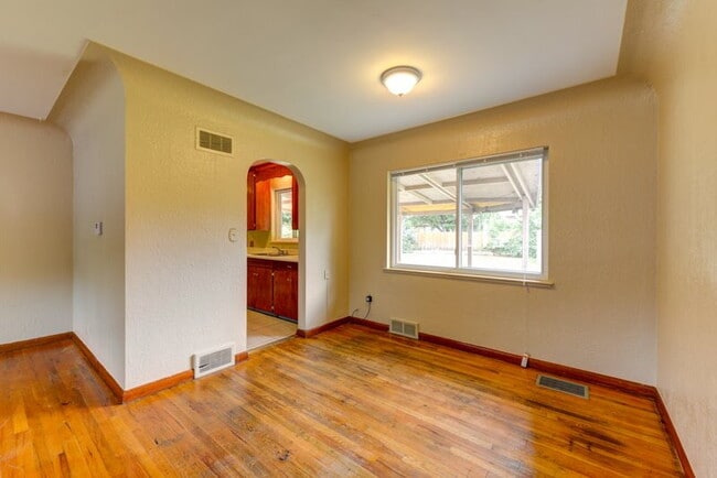 Building Photo - 4 Bed 2 Bath Close To UC Medical Center