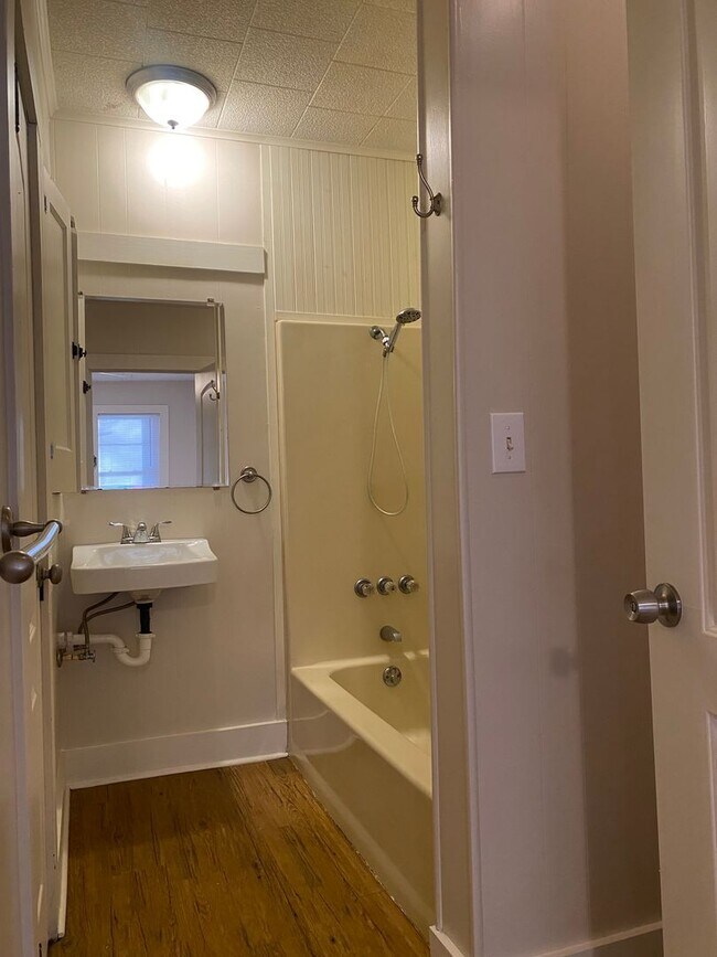 Building Photo - CUTE 2 BEDROOM