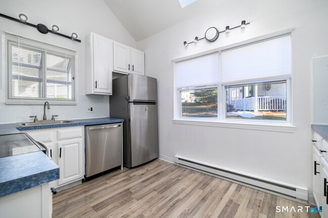 Building Photo - 905 Oronoke Rd