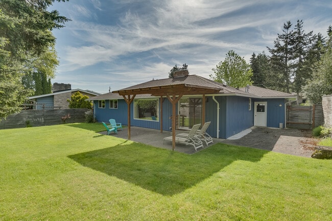 Building Photo - Mercer Island Rambler Available 2/1!