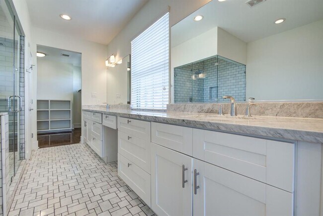 Building Photo - 1721 Thompson St