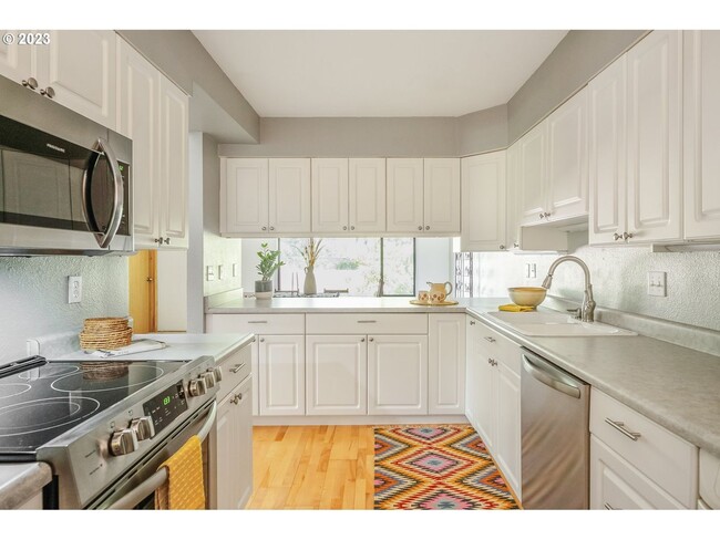 Building Photo - 2Bd/2Ba Second Floor Condo in SE with Washer & Dryer, 2 Car Dethatched Garage and a Serene Courty...