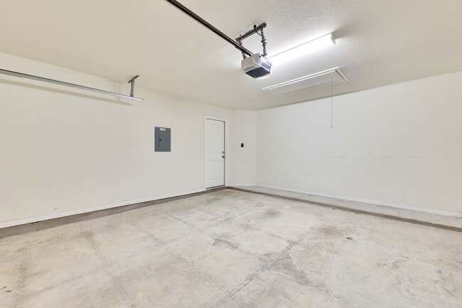 Building Photo - Amazing 4 bed, 2 bath home in North East Austin!