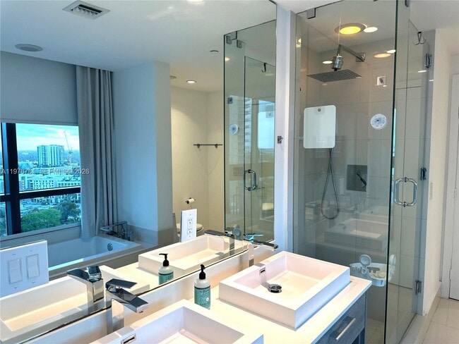 Building Photo - 650 NE 32nd St