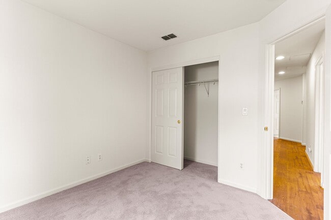 Building Photo - Modern 4 Bed Home with Office, AC, Garage,...