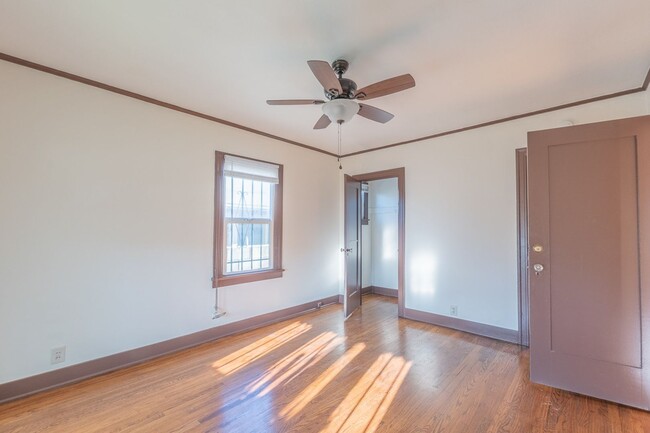 Building Photo - Beautiful 2 Bed +office, den garage, 1 Bath