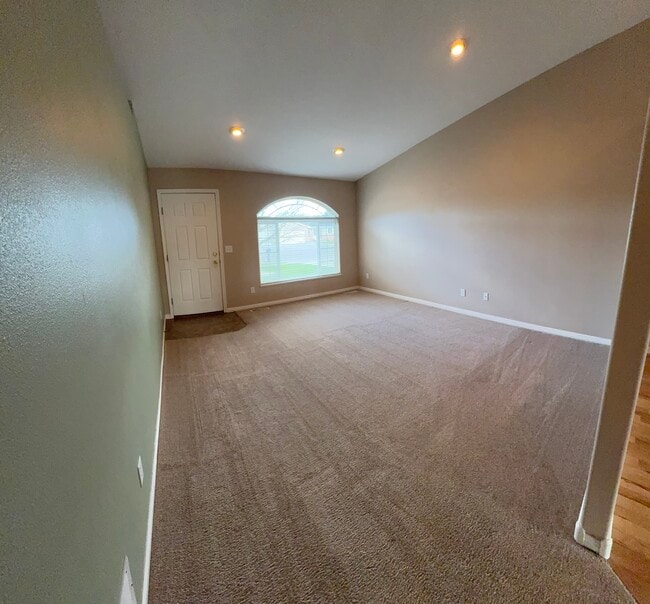 Building Photo - 2437 Brandon Dr