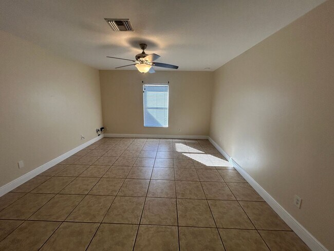 Building Photo - 1900 Kismet Pkwy W