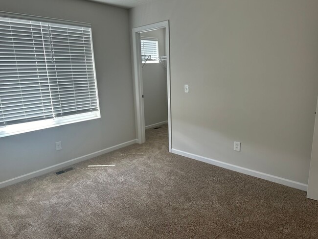 Building Photo - 3 Bed +Den Nearly Brand New $2350