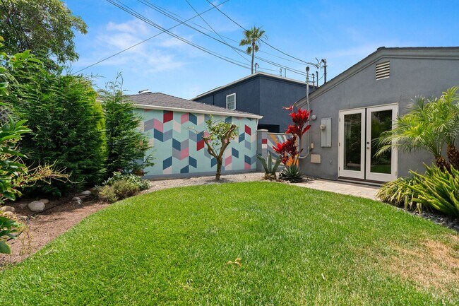 Building Photo - Crown Point 4Bed 3Bath (2 Primary suites) ...