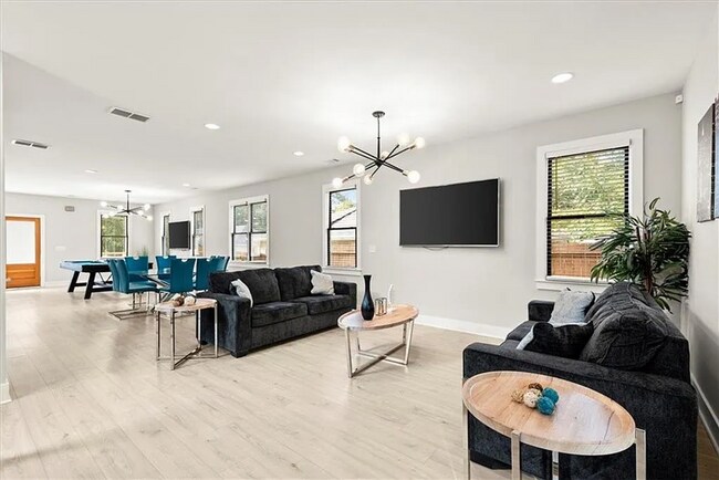 Building Photo - Spacious 4BR/4BA Home in Prime College Park Location