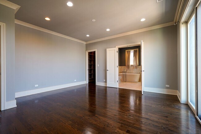 Building Photo - PRICE REDUCED!! Luxury 3BR/2BA Condo (Parking Included) – Prime Hyde Park & Modern Finishes!