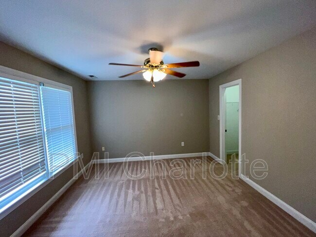 Building Photo - 4432 Shannamara Dr