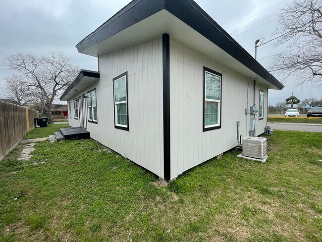 Building Photo - Delightful 2-Bedroom, 1-Bath Duplex for Rent – Updated and Move-In Ready!