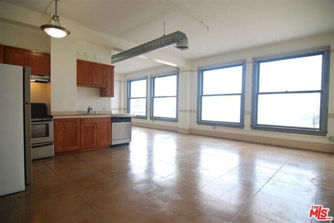 Primary Photo - 108 W 2nd St