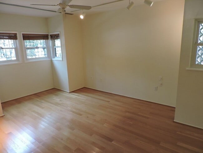 Building Photo - Spacious 2BR 2BA with Fireplace, Roof deck...