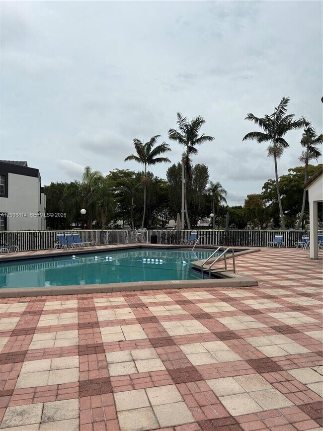 Building Photo - 9711 Fontainebleau Blvd