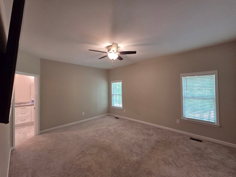 Building Photo - 2230 Evergreen Dr