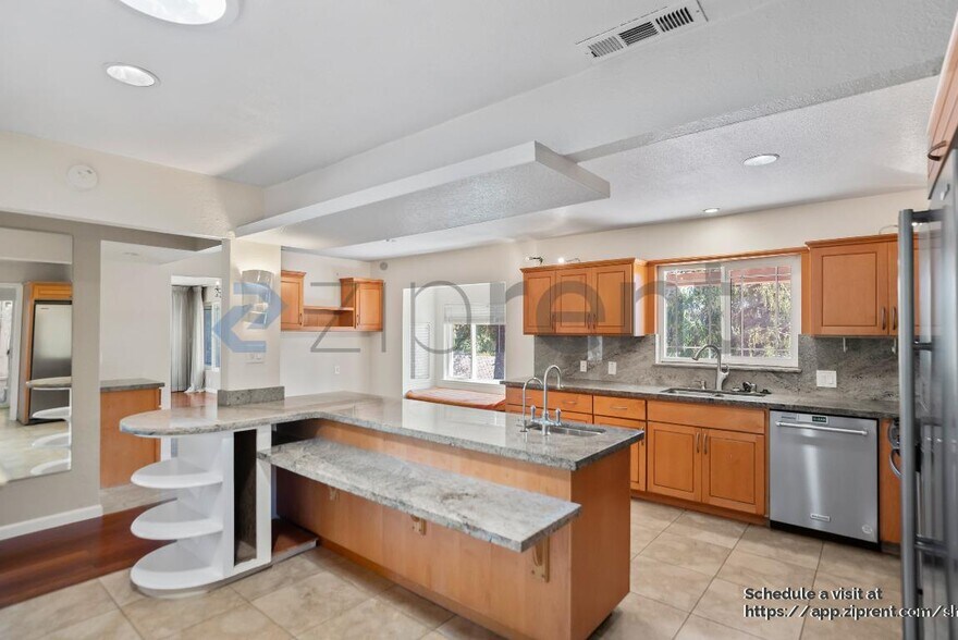 Building Photo - 10609 Creston Dr