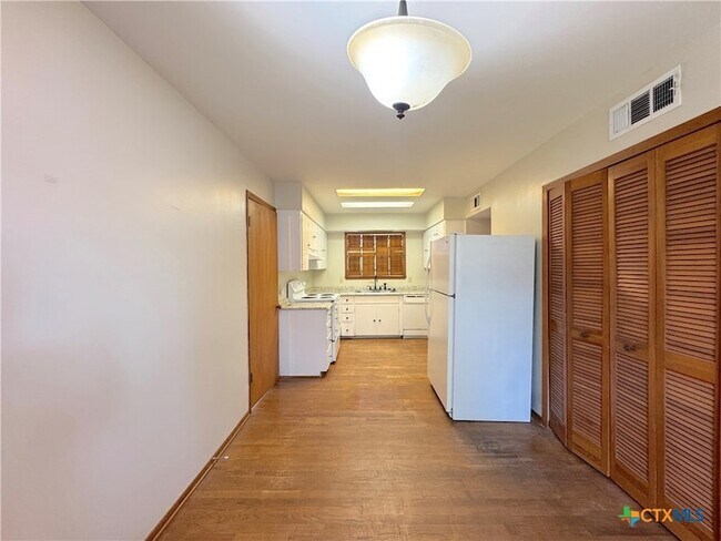 Building Photo - 850 Riviera Dr
