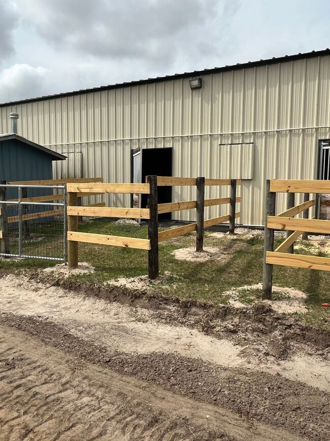 Building Photo - 4/3 Ocala HITS Stalls/RV Hook-Ups/Paddocks...