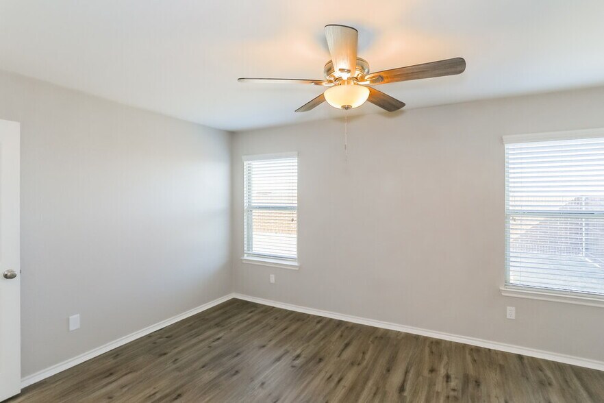 Building Photo - 806 Platinum Dr