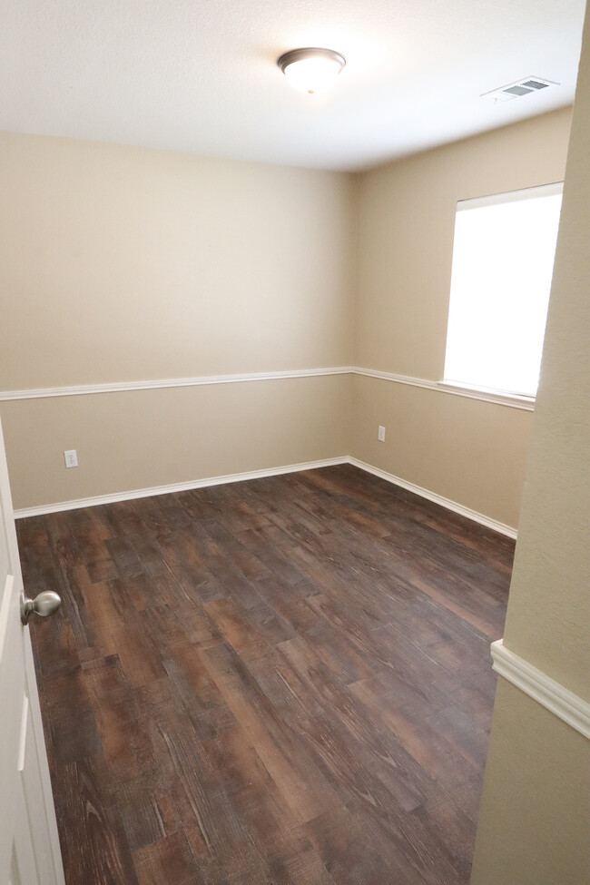 Building Photo - 1000 Warbler Ln