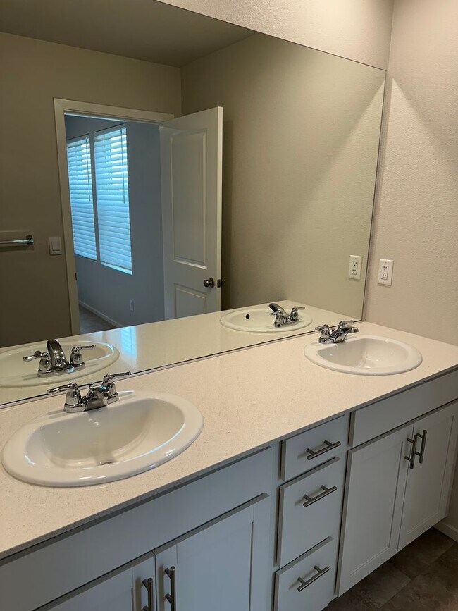 Building Photo - 4 bedroom 2.5 bathroom home!