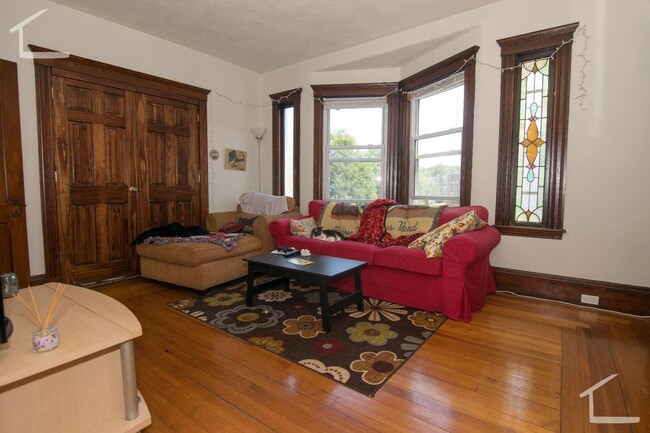 Building Photo - Nice 3BR/1Bath Multi Family Unit in Brighton!