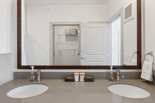 Building Photo - 1301 Leah Ave