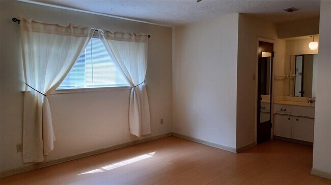 Building Photo - 9115 Sharpview Dr