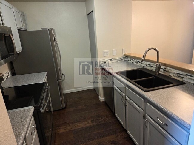 Building Photo - Check out this adorable 2.0 bedroom, 2.5 b...