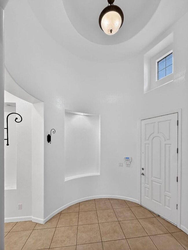 Building Photo - Spacious 3 car garage home at Paseo Trail!