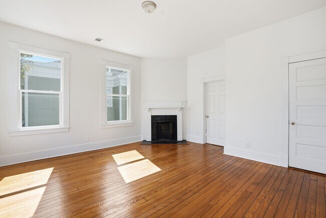 Building Photo - Beautiful Victorian Home for Lease in the Heart of Savannah