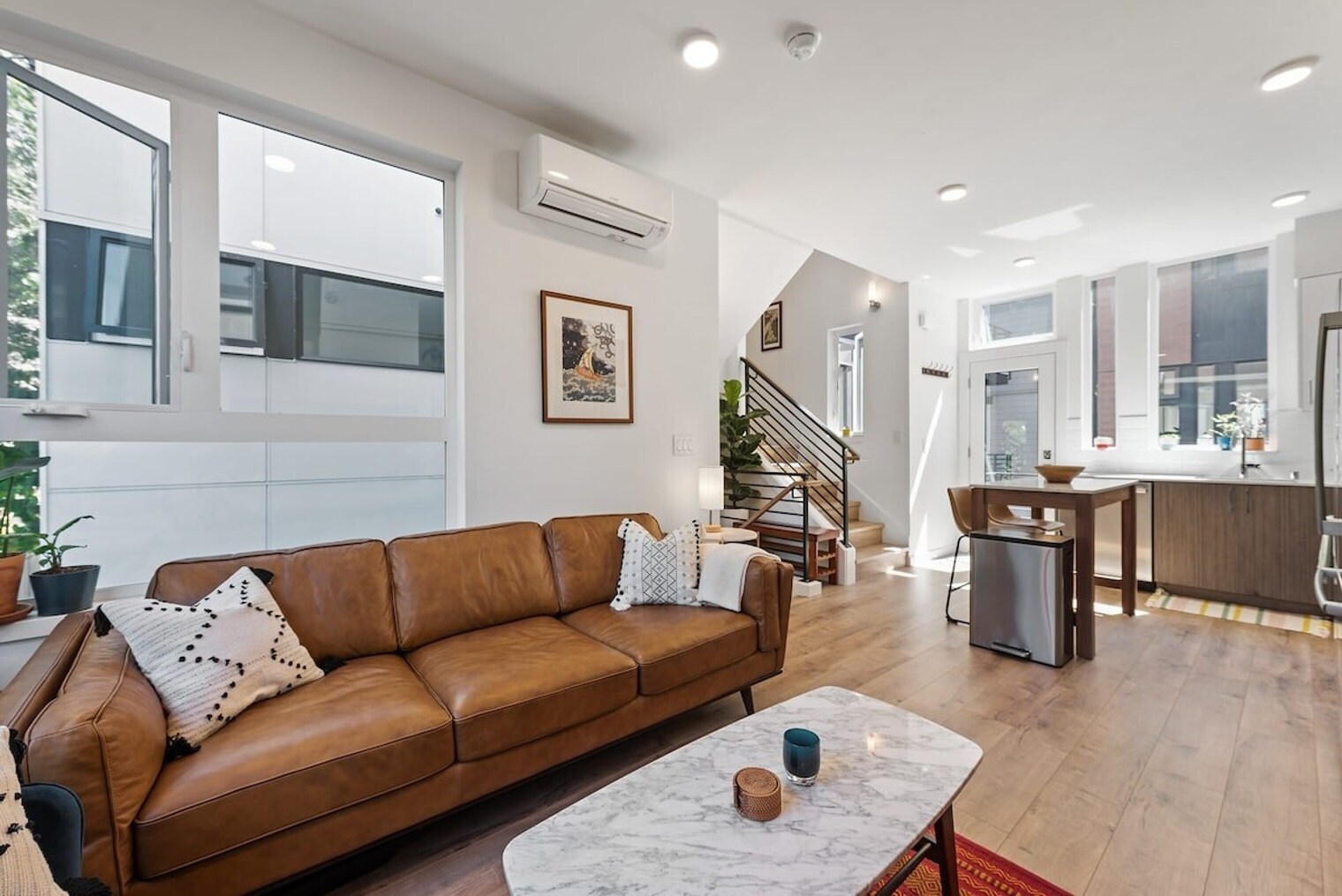 Building Photo - 422 10th Ave E