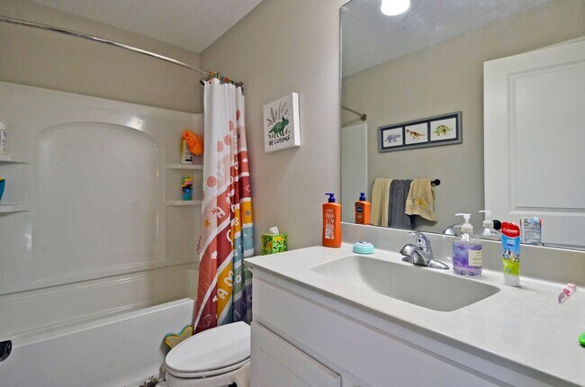 Building Photo - Beautiful 4-Bed 3-Bath Home in Minneapolis - Available 9/10!