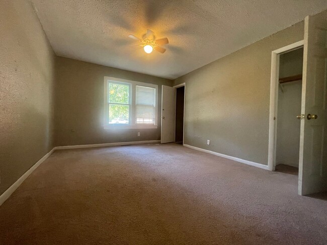 Building Photo - Nice Home w/Garage Available Now in Benton!