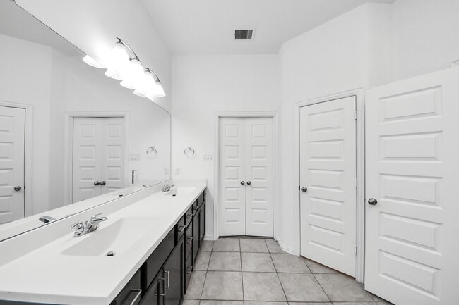 Building Photo - 5827 Northern Rose Ln