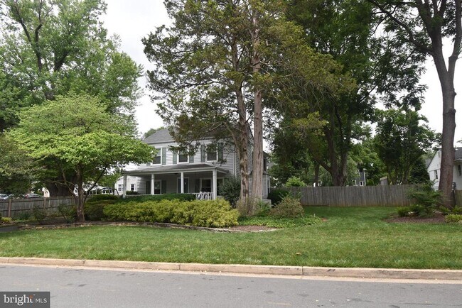 Building Photo - 2901 Meadow View Rd